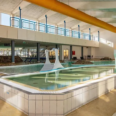 アパート 4 Person In