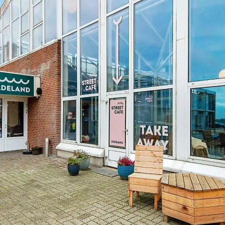 アパート 4 Person In